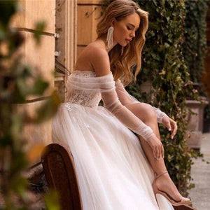 Introducing Robe Earnestyne, a line lace bridal gown designed for maximum sophistication and elegance. Crafted with luxurious fabrics, this gown captures the light and creates a timeless statementpiece for any event. Make a statement and be the belle of the ball.