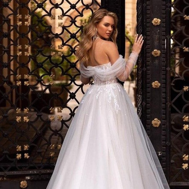 Introducing Robe Earnestyne, a line lace bridal gown designed for maximum sophistication and elegance. Crafted with luxurious fabrics, this gown captures the light and creates a timeless statementpiece for any event. Make a statement and be the belle of the ball.