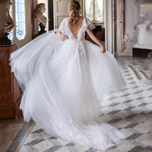 The Robe Ileane brings a timeless sense of elegance and romance to the modern bride. Ornately crafted, the gown features exquisite details that give off a castle princess vibe, perfect for the big day. Offering the luxury of perfection, you'll find that it's a flawless addition to your bridal wardrobe.