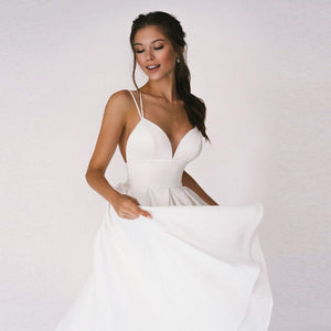 Indulge in the elegance and sophistication of our Robe Helen. With its white tea length design, this dress is perfect for chic events and cocktail parties. The ultimate choice for a civil bride, this luxurious piece exudes exclusivity and refined style. Elevate your wardrobe with our Robe Helen.