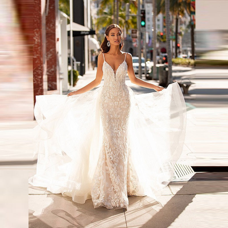 Indulge in the exquisite elegance of the Robe Noa. This bridal wedding gown features delicately crafted lace for a sophisticated and luxurious look. Perfect for any bride looking for a touch of romance and grace on her special day.