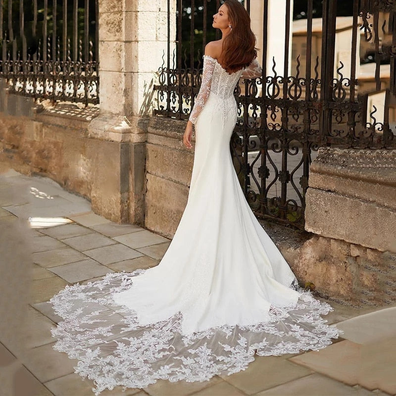 Made for the modern bride, Ivetta's robe radiates luxury with its elegant styling and chic silhouette. From the intricate embroidery to the fine tulle fabric, this gown is truly unique. Make your special day unforgettable with this luxurious and timeless piece.