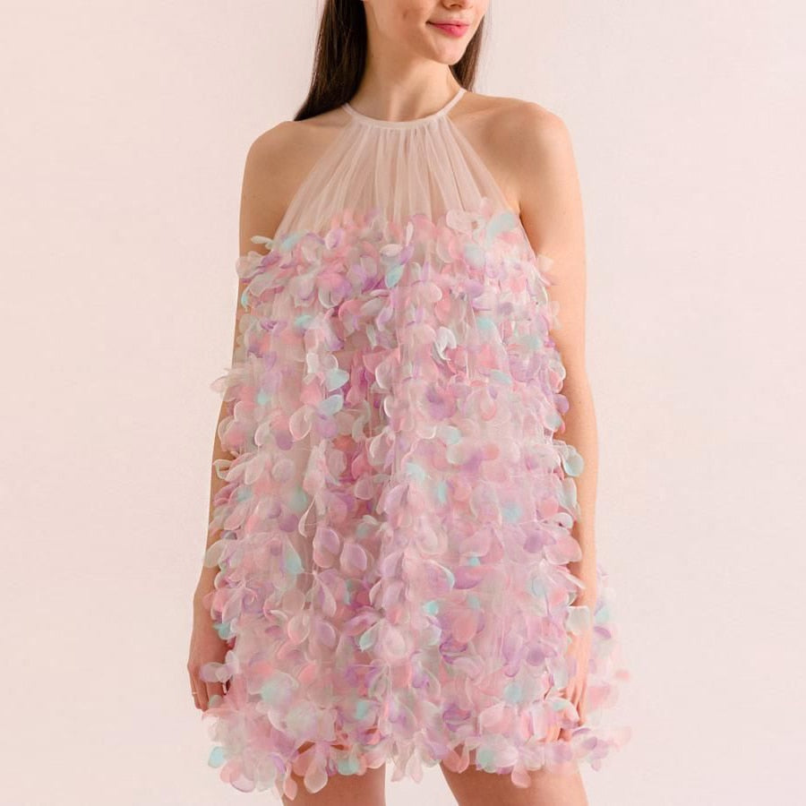 The Robe Eanfled is the perfect addition to your wardrobe. Constructed with chic feathers and a fashionable pink color, this mini dress is sure to make a statement. Elevate your style and stand out from the crowd with this trendy and unique piece.