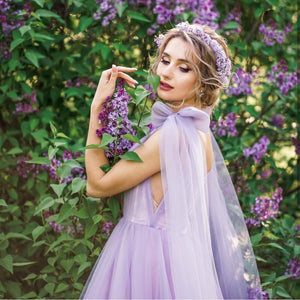 Introducing the Robe Grainia: the perfect prom gown for a sophisticated and elegant look. Crafted with high-quality tulle, this dress exudes luxury and creates a stunning silhouette. Make a statement at your prom and be the envy of all your friends with the Robe Grainia.