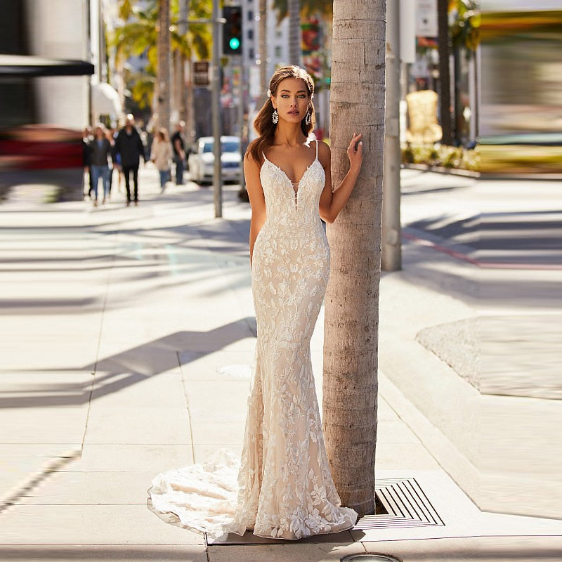 Indulge in the exquisite elegance of the Robe Noa. This bridal wedding gown features delicately crafted lace for a sophisticated and luxurious look. Perfect for any bride looking for a touch of romance and grace on her special day.