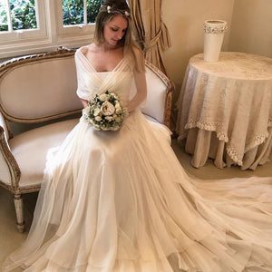 Introducing the Robe Lova, an elegant blanc bridal dress with a chic design. Perfect for the modern bride seeking a sophisticated and stylish look on her special day. Made with high-quality materials, this dress exudes timeless beauty and will make you feel confident and radiant as you walk down the aisle.