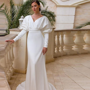 Discover the perfect blend of elegance and chic with our Olivia wedding dress. This stunning white robe exudes sophistication, making you feel like a bride straight out of a fairytale. Elevate your special day with this timeless and graceful piece.