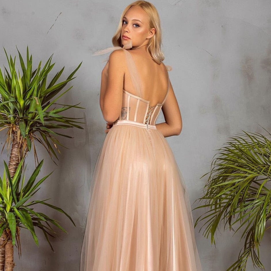 Turn heads with the Robe Geneera. This cocktail dress features delicate tulle fabric in a playful pink color. Perfect for prom or any fancy occasion. (Don't be afraid to show your fun side!)