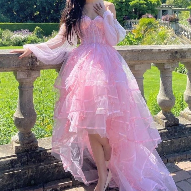 This elegant tulle pink dress is a perfect option for any special occasion. Its delicate fabric adds a touch of sophistication and femininity, while the flattering cut complements any figure. You'll feel confident and beautiful in the Robe Darline.