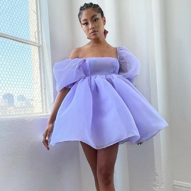 Elevate your fashion game with Robe Wila. This glamorous tulle dress is perfect for cocktail parties, making you stand out in style. Shine bright and make a statement with this fashion-forward piece.