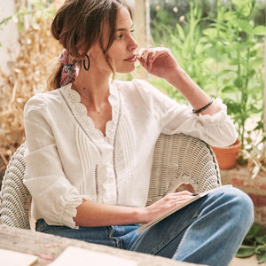 Introducing the Blouse Leonise, a classic vintage top for women. Made with a beautiful white lace graphic print, this blouse features a V-neck and long sleeves for a timeless and casual look. Elevate your wardrobe with this versatile and elegant piece.