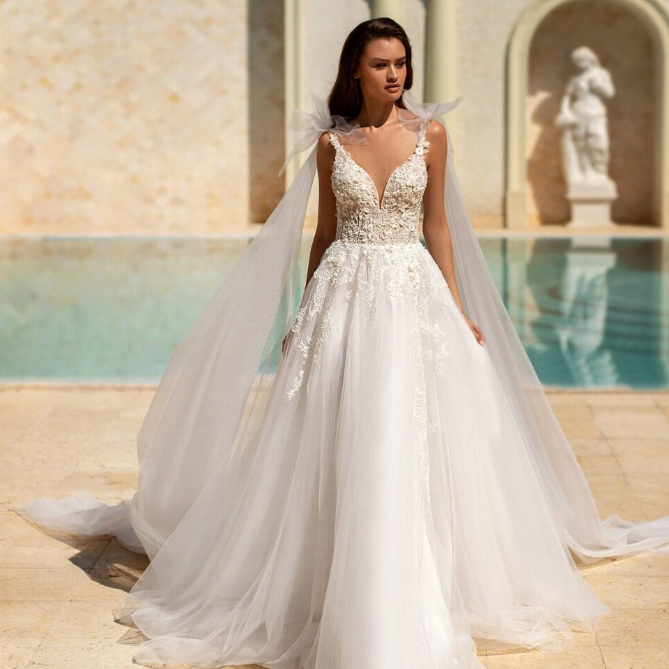 Look stunning on your special day in the Robe Simmonne. This a-line bridal gown will make you feel like a princess as you walk down the aisle. Say "I do" in style with this elegant wedding dress.