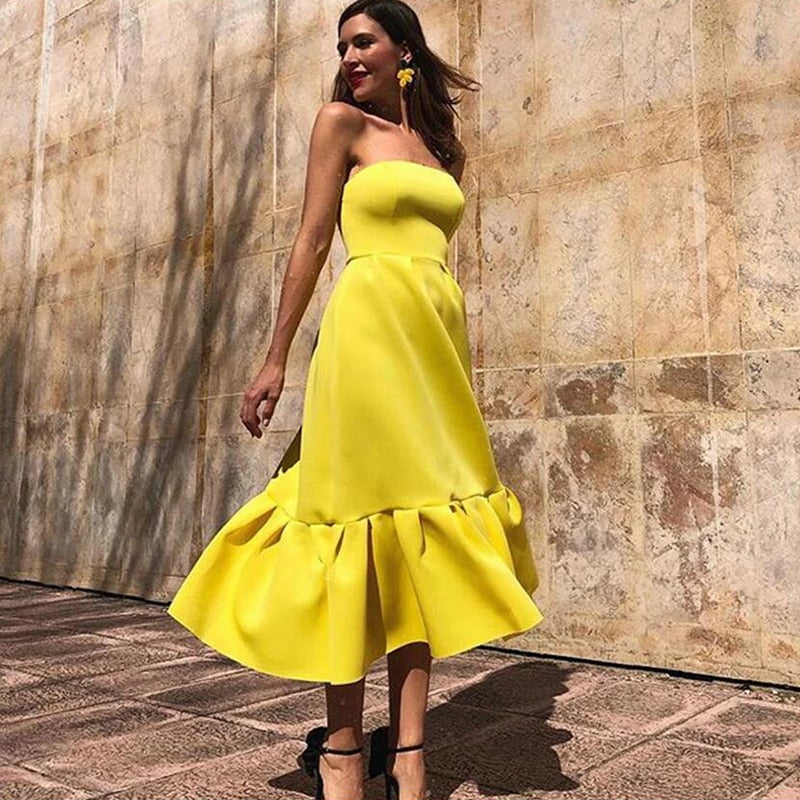 Transform your evenings with the Robe Ebeta. This yellow cocktail dress exudes casual elegance, perfect for a night out. Embrace your personal style with this stunning dress that is sure to turn heads. Elevate your wardrobe and make a statement with the Robe Ebeta.