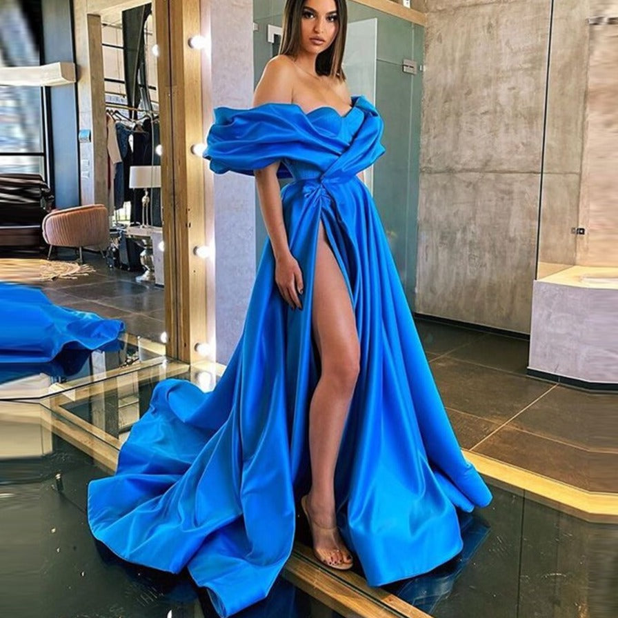 Introducing Robe Sloan - the ultimate prom gown in radiant blue. With its beautiful and elegant design, this gown exudes sophistication and luxury. Step into the spotlight and make a statement at your prom with Robe Sloan. Elevate your style with this exclusive piece that will leave everyone in awe.