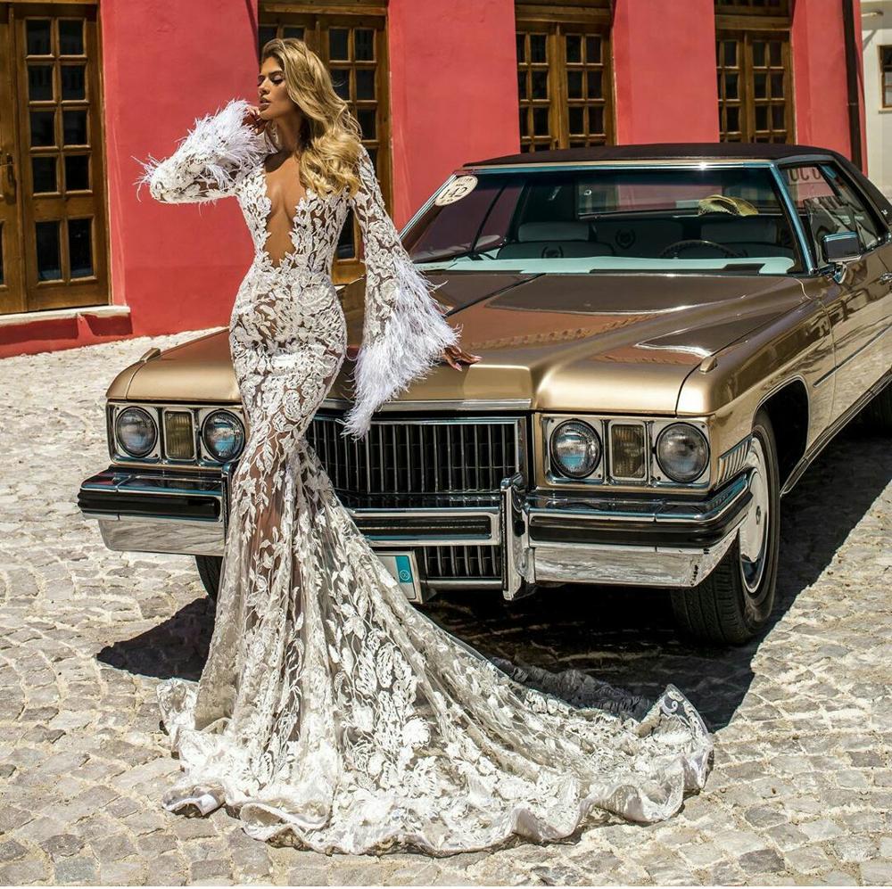 This stunning Robe Khloris features a beautiful mermaid silhouette with an elegant train crafted with wedding gown feathers. Perfect for any bride looking for a unique and luxurious touch to their special day. Elevate your bridal look with this exquisite and timeless piece.