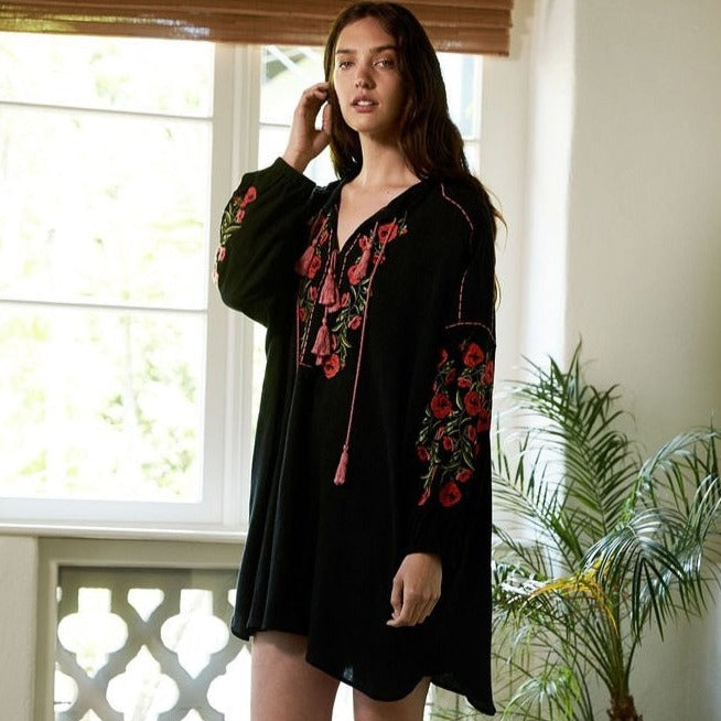 Enhance your beach holiday look with the Robe Diahann - a beautifully crafted Boho Style Mini Loose Dress with intricate floral embroidery. Its black color and oversized fit give off a vintage chic vibe, while the dress's loose style ensures comfort and ease for a carefree day at the beach.