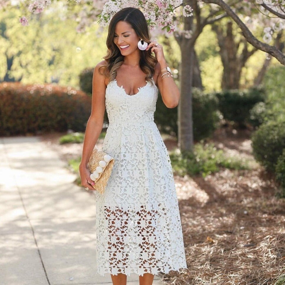 Robe Kaliyah features a beautifully embroidered design, adding an elegant touch to its casual midi dress style. Perfect for any occasion, this versatile piece is sure to make a statement with its sophisticated details.