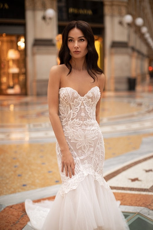 This elegant and romantic bridal gown, the Robe Yelizaveta, is the perfect choice for your special day. Crafted with delicate details and expert design, this gown exudes sophistication and grace. Peerless in its beauty, it will make you feel like a bride unlike any other.