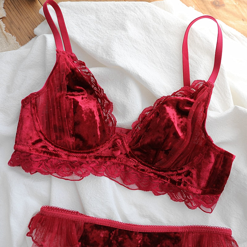 Unleash your daring and confident side with the Ensemble Irene. This luxurious velvet women's lingerie set features a small, wire-free wedding bra with intricate lace detailing, and a seductive deep V-neck. Defy conventions and turn heads in this fiery red ensemble!