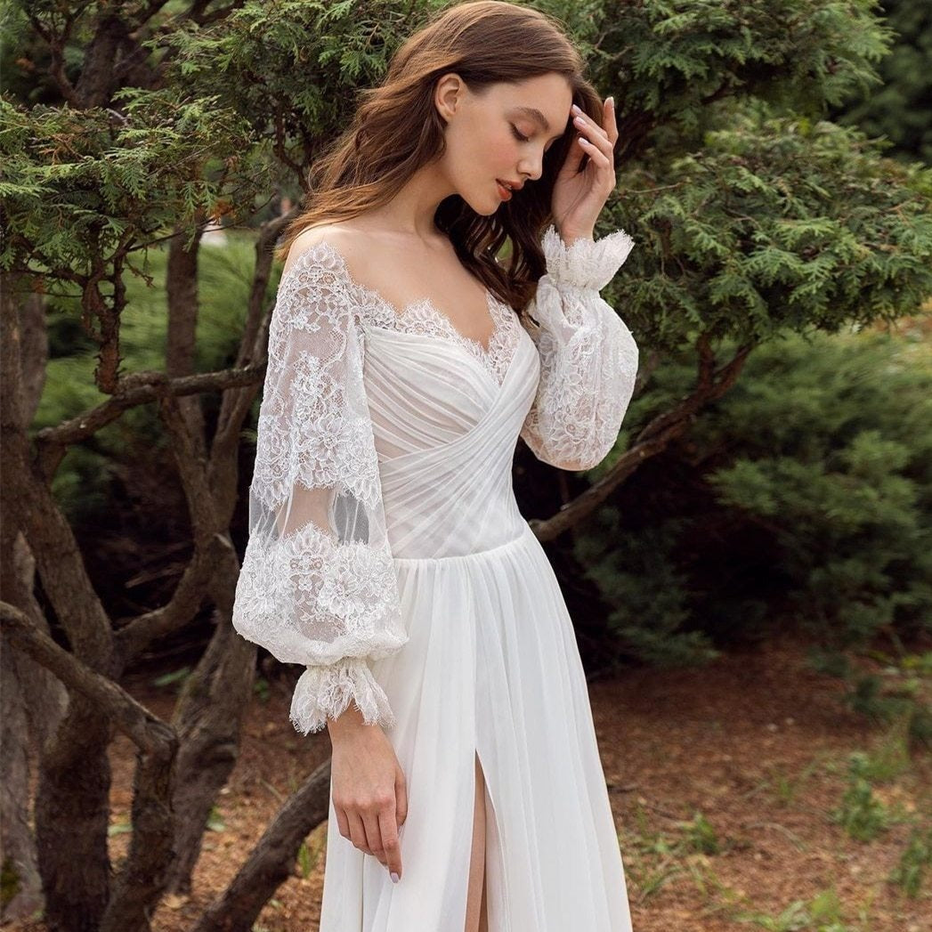 Indulge in the luxurious simplicity of the Robe Agatta. Crafted for the discerning bride, this elegant piece exudes timeless sophistication. With its gorgeous design, it will be the perfect addition to your dream wedding. Elevate your special day with the Agatta robe - truly a must-have for the modern bride.