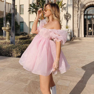 Elevate your fashion game with Robe Wila. This glamorous tulle dress is perfect for cocktail parties, making you stand out in style. Shine bright and make a statement with this fashion-forward piece.