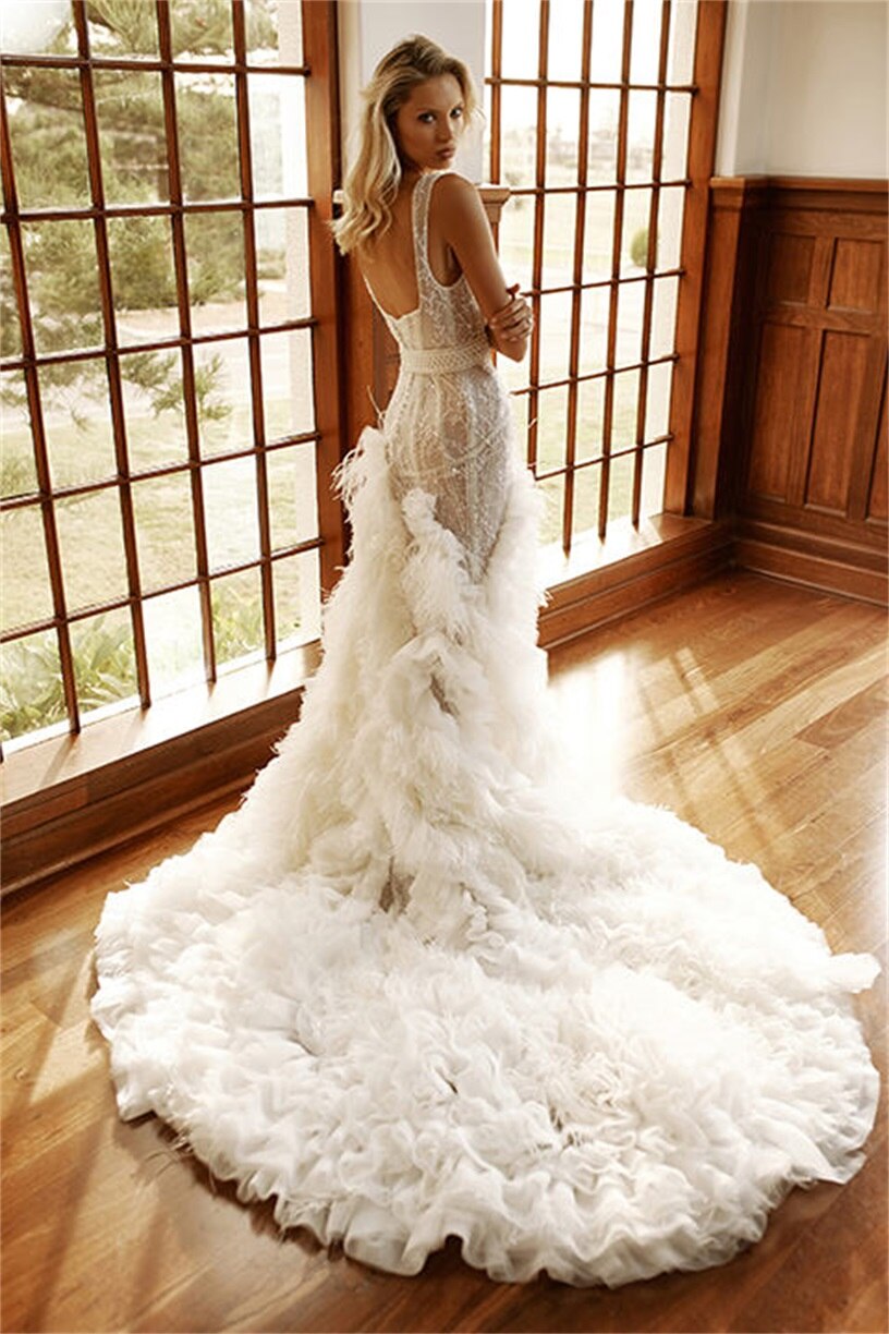 Get ready to wow the crowd in the Robe Melanne! This sparkling feathered bridal wedding dress is perfect for the free-spirited bride looking to make a statement. You'll feel like a beautiful bird of paradise in this unique and playful gown.&nbsp;