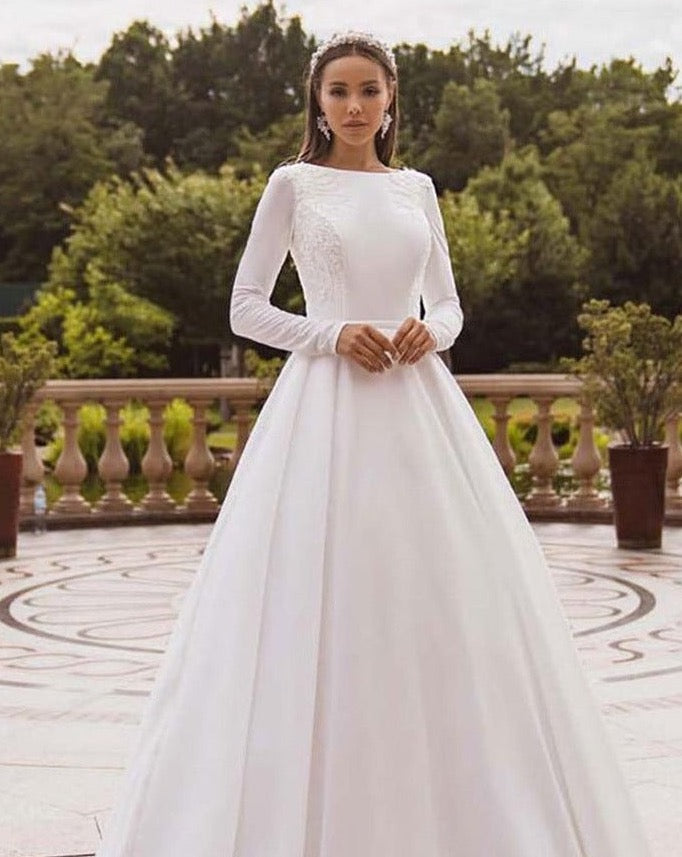 Channel your inner brave princess in the Eli wedding dress! With its charming long sleeves and elegant design, this dress will make you feel like royalty on your special day. Take a risk and stand out in this stunning gown.