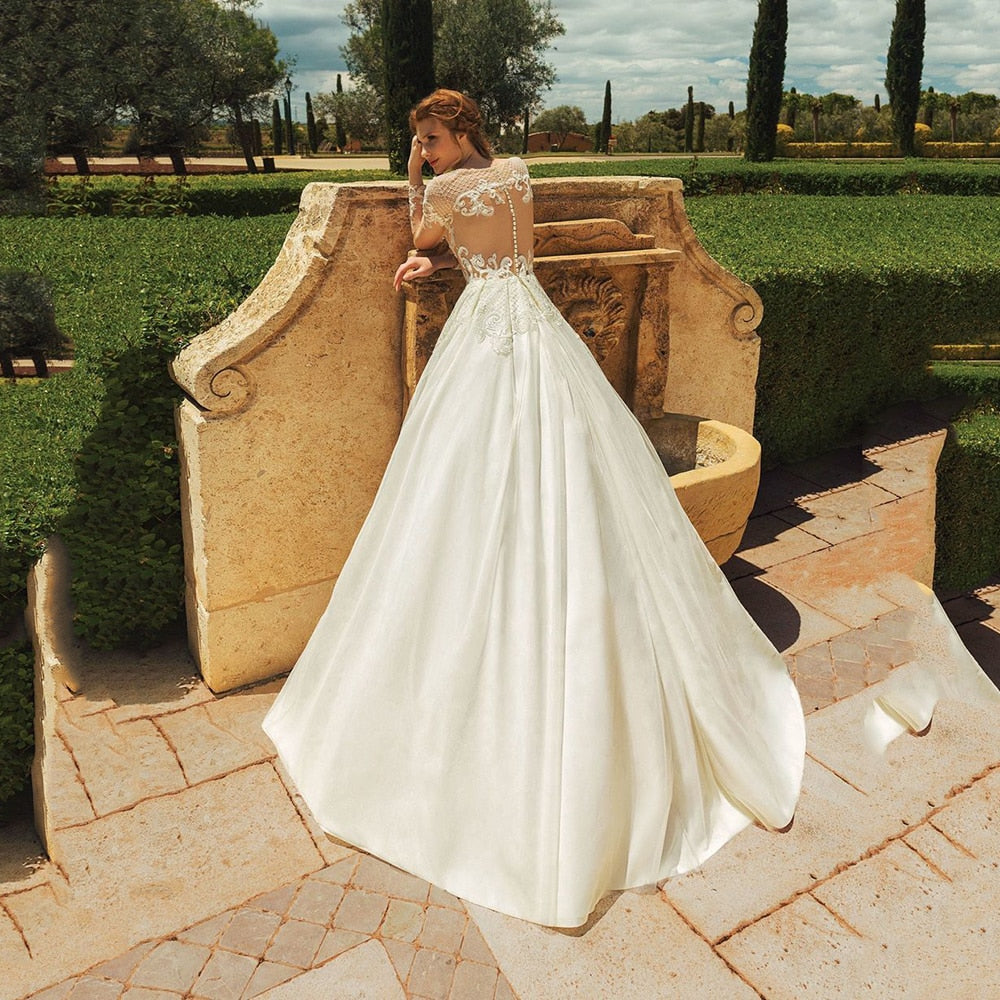 This exquisite bridal gown features a beautiful lace mermaid silhouette, perfect for making a statement on your special day. The Robe Cinnamon has a luxurious feel and look, guaranteeing you'll look and feel like a million dollars.