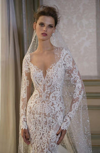 Make a statement on your special day in our Robe Majori. Crafted with delicate white lace and a stunning train, this bridal gown exudes elegance and sophistication. Walk down the aisle in style and leave a lasting impression with this beautiful piece.