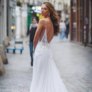 Indulge in understated luxury with our Robe Daneira. This bridal gown exudes elegance and simplicity, perfect for the discerning bride. Made with exquisite craftsmanship and premium materials, it's a timeless piece that embodies sophistication. Elevate your special day with this exclusive creation.