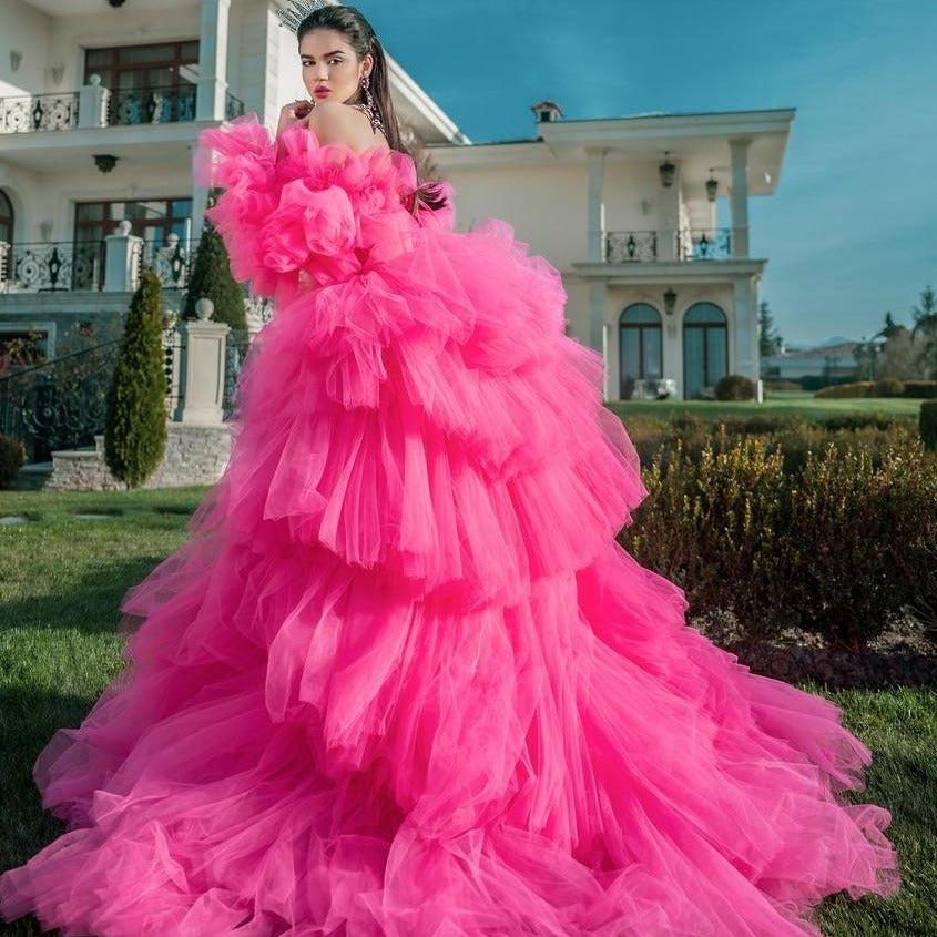    Explore new realms of glamour and style with the Fahreta Robe! This luxurious tulle fantasy dress is a stunning ball gown, making any occasion special. Look gorgeous and feel confident in its exquisite design!