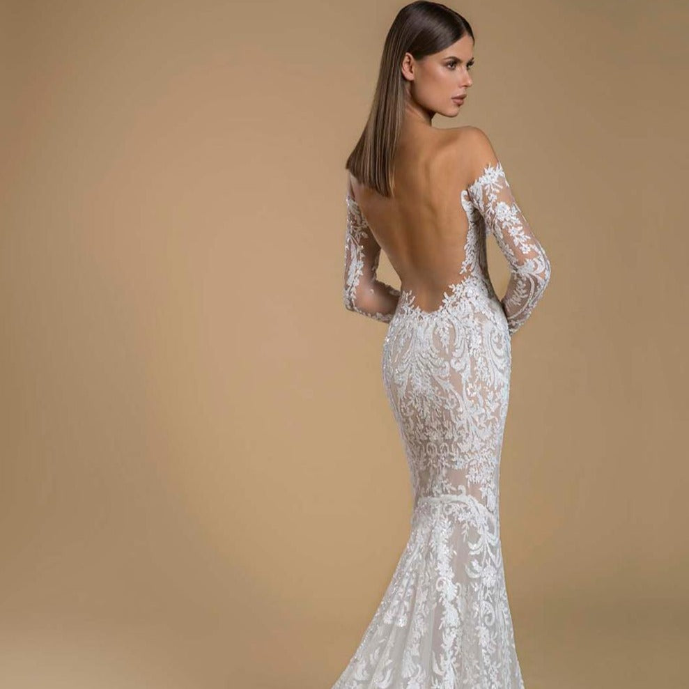 The Robe Suzonne is a stunning mermaid-style wedding gown, exuding elegance and sophistication. Crafted with delicate attention to detail, this gown is the perfect choice for a bride looking to make a statement on her special day. Its mermaid silhouette flatters every figure, making you feel confident and beautiful as you walk down the aisle.