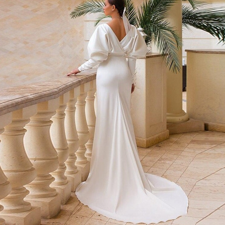 Discover the perfect blend of elegance and chic with our Olivia wedding dress. This stunning white robe exudes sophistication, making you feel like a bride straight out of a fairytale. Elevate your special day with this timeless and graceful piece.