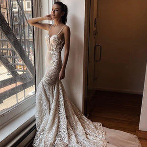 Upgrade your wardrobe with the daring Robe Meja. This mermaid style wedding dress features an alluring open back, delicate lace, and thin straps for a sexy beach-ready look. Perfect for plus size brides who love to take risks and make a statement on their big day!