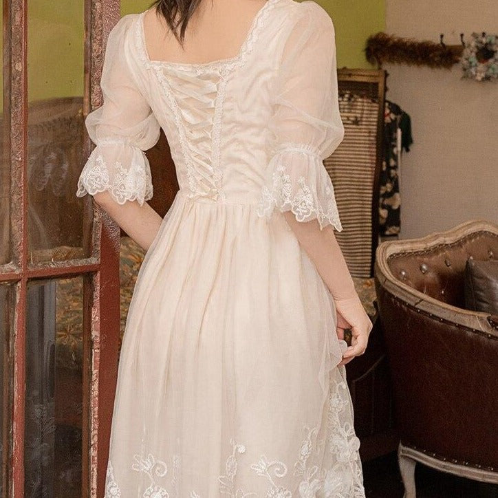 Introducing the Robe Heathar, a stunning white dress with vintage French design. Perfect for creating a fairy-like cottage vibe. Feel elegant and stylish with this unique piece. Elevate your wardrobe and stand out with this must-have dress.