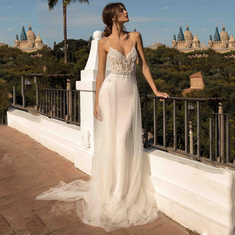 Indulge yourself in a timeless elegance with our Robe Suzanne. This white slim mermaid gown is delicately designed for the modern bride, accentuating your curves in all the right places. Say "I do" in style and confidence on your special day.