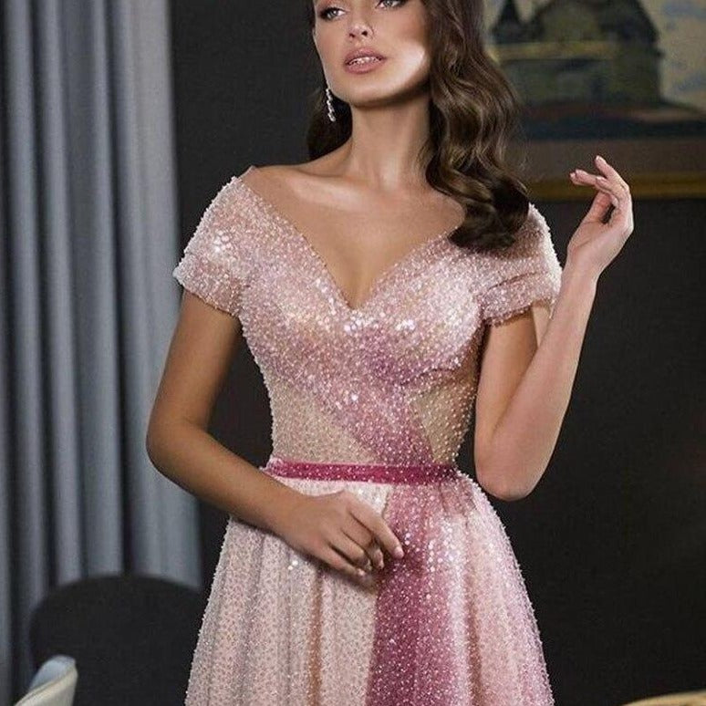 Indulge in luxury with the Robe Marion, a bridal sparkling prom dress designed to make you feel chic and sensual. This evening gown in an elegant shade of pink exudes exclusivity, perfect for special occasions. Be the center of attention and make a statement with this stunning piece.