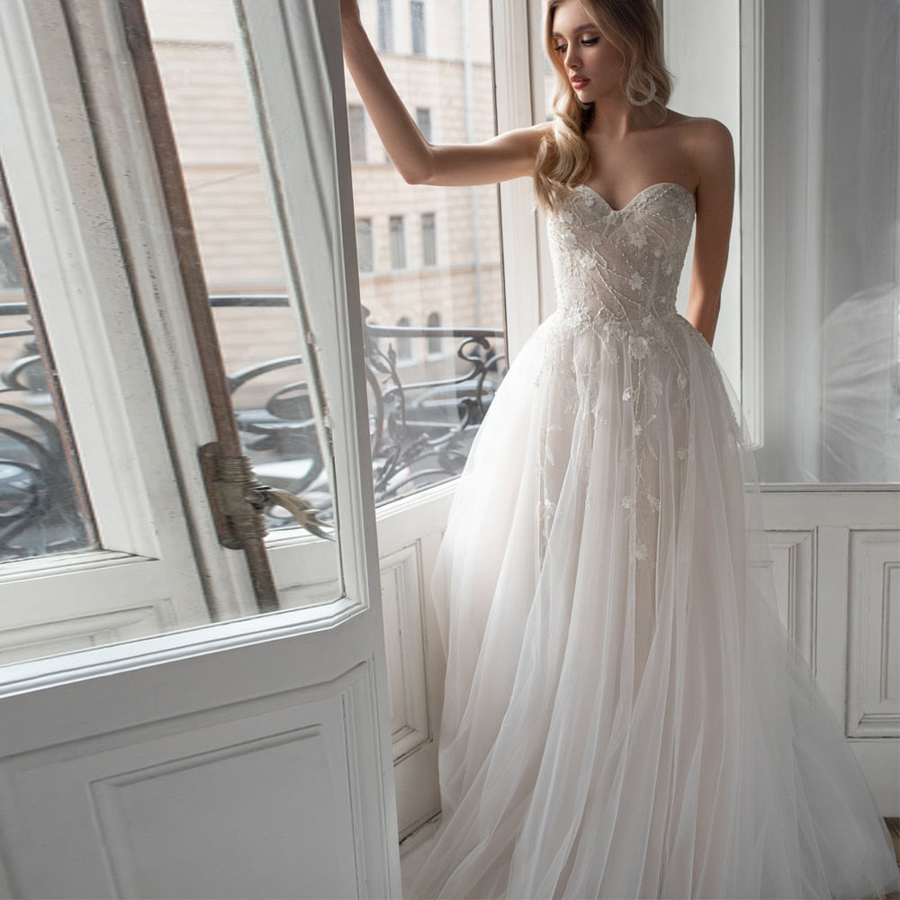 The Robe Noelle is a stunning bridal fantasy gown that is both elegant and chic. With its flowing silhouette and luxurious fabric, it will make any bride feel like a fairy-tale princess on her special day. The timeless design and attention to detail make it a perfect choice for those looking for a sophisticated and refined look.