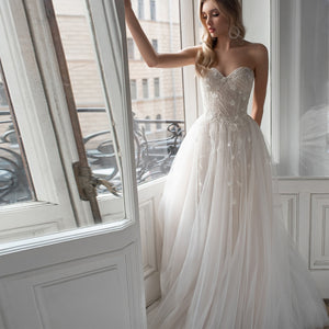 The Robe Noelle is a stunning bridal fantasy gown that is both elegant and chic. With its flowing silhouette and luxurious fabric, it will make any bride feel like a fairy-tale princess on her special day. The timeless design and attention to detail make it a perfect choice for those looking for a sophisticated and refined look.