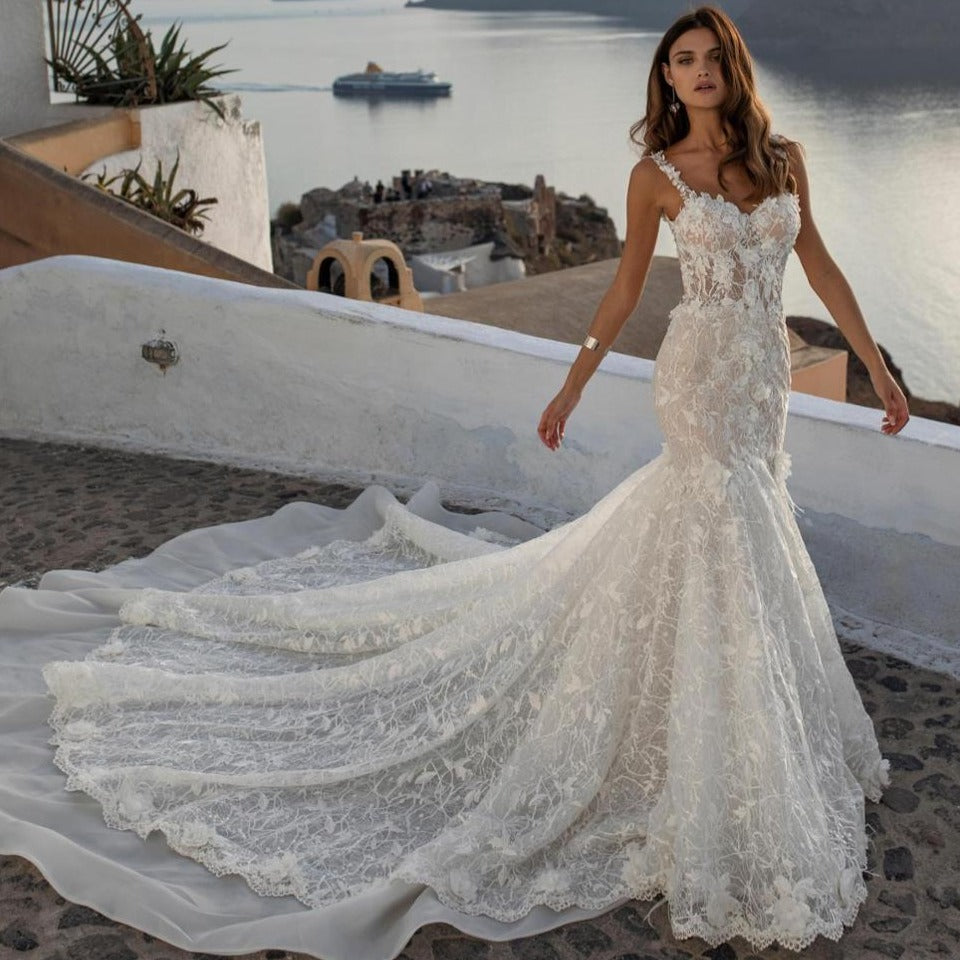 Capture the elegance of the Mediterranean in the luxurious Robe Chesney. Featuring impressive bridal gown style and intricate lace details, this robe is perfect for your special day and looks beautiful in photos. Enjoy the perfect balance of sophistication and luxury with the Robe Chesney.