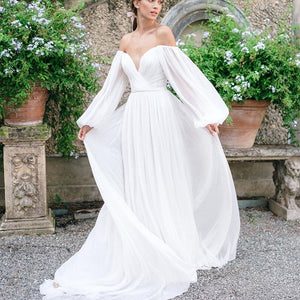 Introducing the Robe Naamah - a stunning, simple bridal gown with an elegant and chic design. Made for the modern bride seeking a touch of luxury on her special day. Embrace understated sophistication with this exclusive wedding dress.