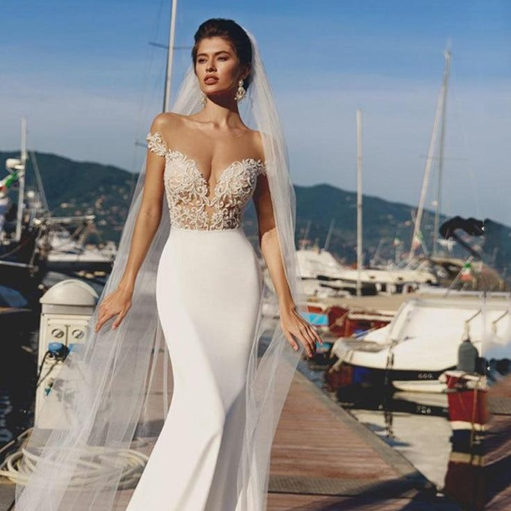 Be the queen of the sea in our Robe Madison, a mermaid-inspired gown fit for elegant weddings. This dress will make you feel like a mermaid emerging from the depths of the ocean in all its splendor. Perfect for the bride who wants a touch of magic on her special day!