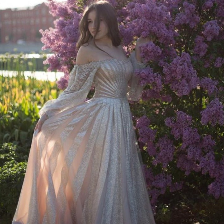 Look elegant and chic at your special occasion with the Fosette robe. This sparkling champagne prom dress will make you shine, making heads turn. Its unique design and color will make you stand out from the crowd. Perfect for any special event, this robe exudes confidence and sophistication.