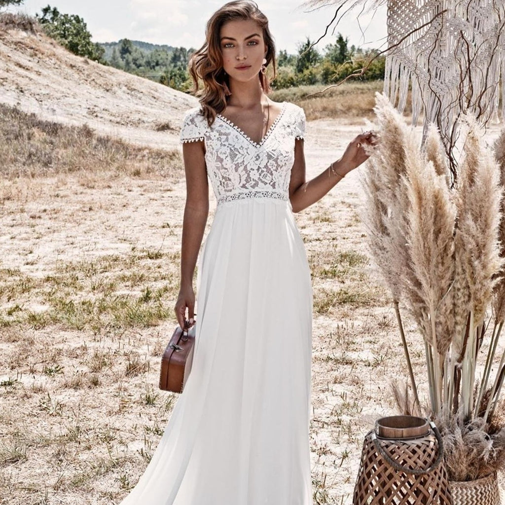 Crafted with intricate detail, the Robe Ambre offers timeless elegance. Featuring a beautiful boho bridal gown for a simple yet charming look, this gown flatters any figure with its delicate shape and design. Make the Robe Ambre your first choice for your special event.