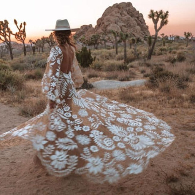 This sexy bohemian wedding dress features a trendy V-neck and is perfect for casual summer outings. With a long length, it's both stylish and comfortable. Update your wardrobe with this must-have piece.