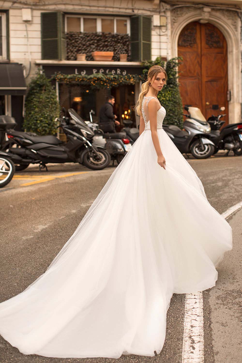 Look stunning on your special day with the Robe Josée! This beautiful bridal gown exudes elegance with its chic design, making it the perfect choice for your wedding. Say "I do" in style and feel confident as you walk down the aisle.