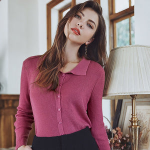 This Pull Marquise offers a casual and stylish option for your wardrobe. Made with quality fabrics, this cardigan is both soft and durable. Experience the comfort and versatility of this must-have piece.