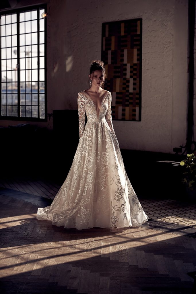 The Robe Orbella is a stunning and sophisticated wedding gown that will make any bride feel like royalty on her special day. Crafted with shimmering fabric, this enchanting gown will capture attention and make you feel truly magical. Elevate your bridal look with the elegance of the Robe Orbella.