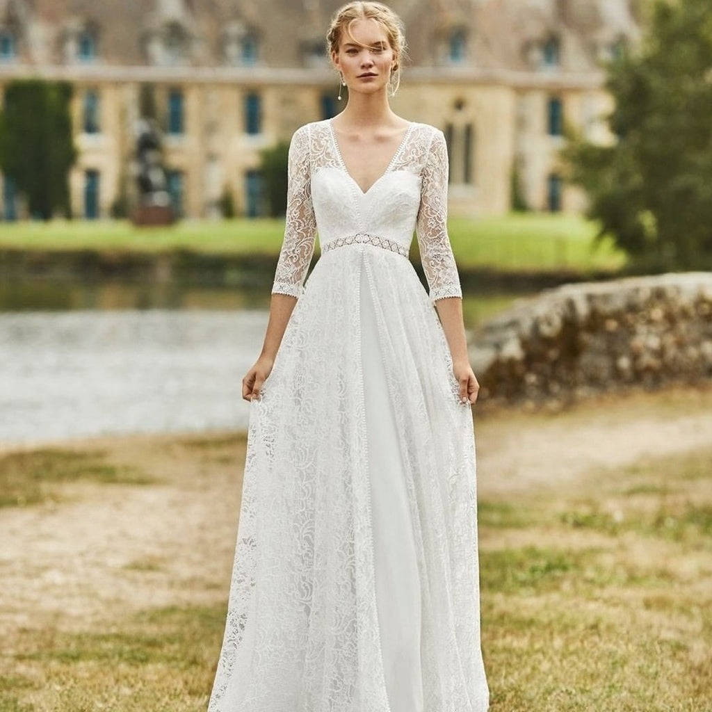 Look stunning and graceful on your special day with the Robe Breda. Experience comfort in this beautiful white lace bridal princess gown that hugs your silhouette with a flattering A-line shape. Feel like royalty with your perfect bridal look!