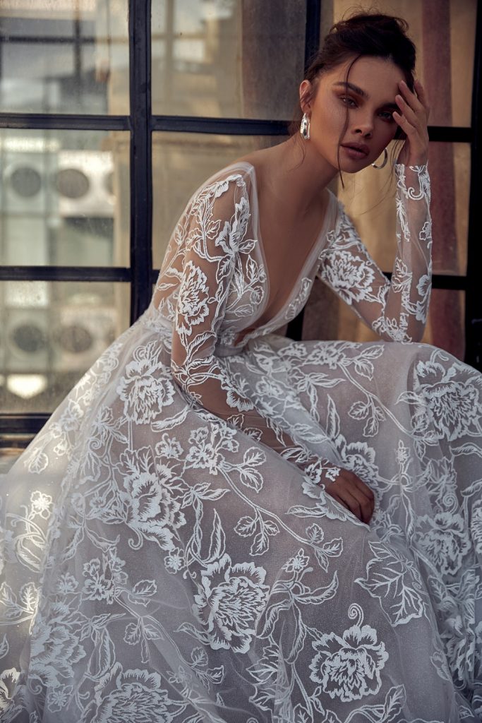 The Robe Orbella is a stunning and sophisticated wedding gown that will make any bride feel like royalty on her special day. Crafted with shimmering fabric, this enchanting gown will capture attention and make you feel truly magical. Elevate your bridal look with the elegance of the Robe Orbella.